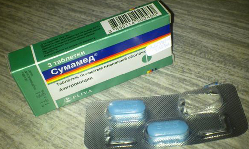 Синие таблетки от простуды. Антибиотик Сумамед 3 таблетки. Антибиотик Sumamed 3 таблетки. Антибиотик три таблетки в упаковке название Сумамед. Антибиотик в зеленой упаковке.